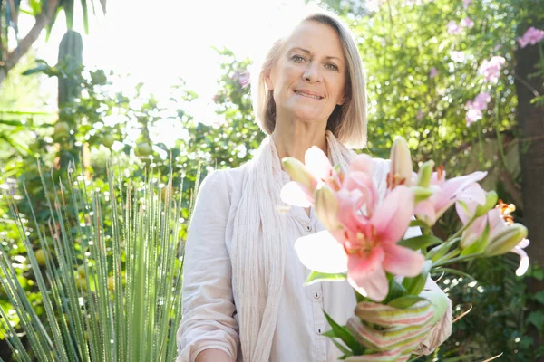 Mujer haciendo la jardinería — Foto de Stock