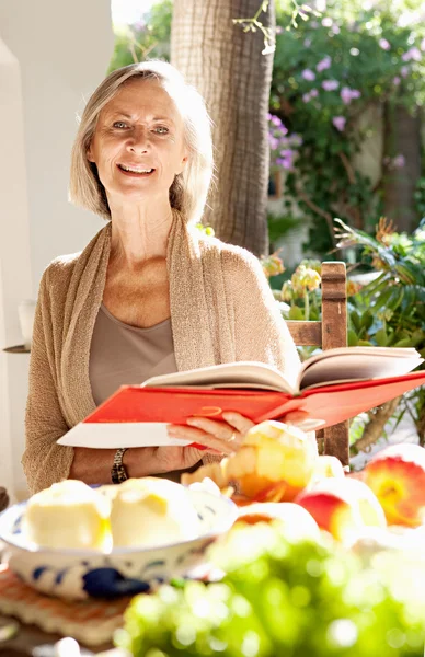 Woman sitting and relaxing in a home garden — Stock Photo, Image