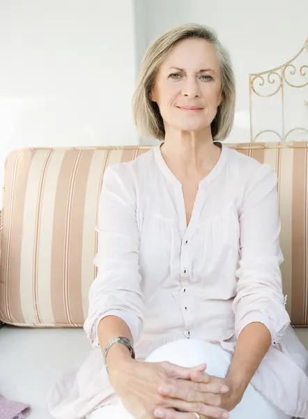 Aughter and her mature mother lounging together — Stockfoto