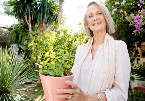 Donna in piedi nel suo giardino di casa — Foto Stock