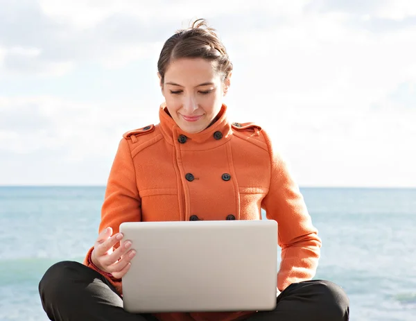 Woman using a laptop computer — Stock Photo, Image