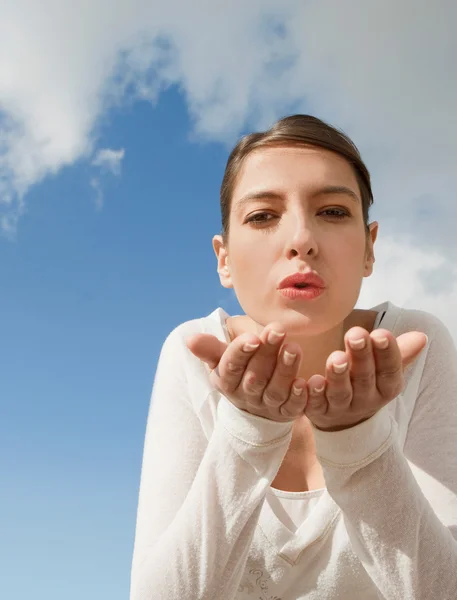 Mujer sosteniendo sus manos juntas — Foto de Stock