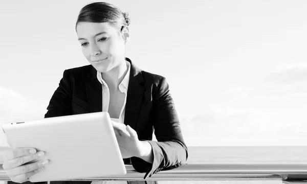 Mulher de negócios usando um tablet digital — Fotografia de Stock