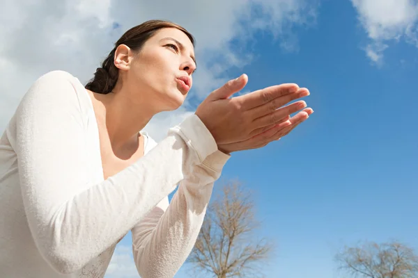 Mujer sosteniendo sus manos juntas — Foto de Stock