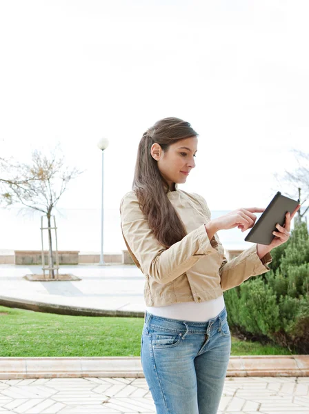 Frau nutzt digitales Tablet — Stockfoto