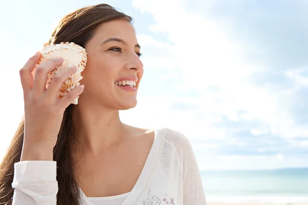 Woman holding a sea shell — Stock Photo, Image