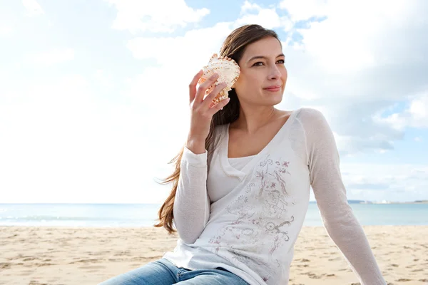 Woman holding a sea shell — Stock Photo, Image