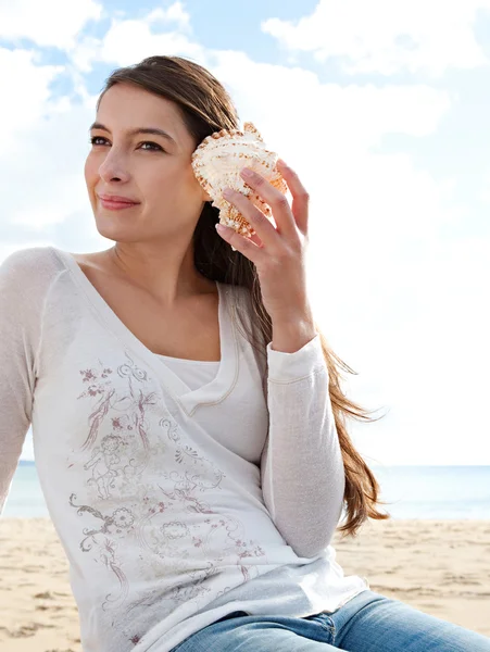 Woman holding a sea shell — Stock Photo, Image