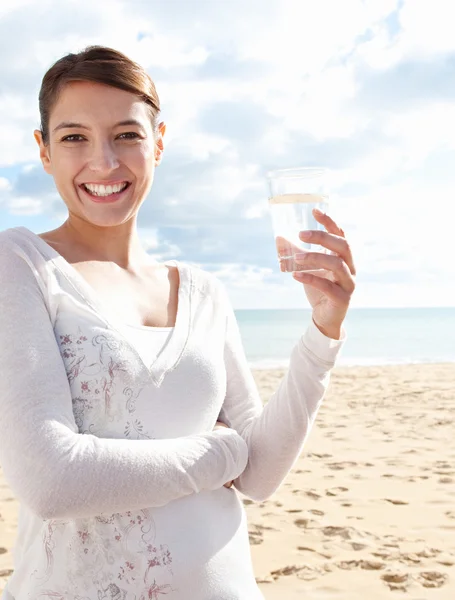 Femme tenant un verre d'eau minérale pure — Photo