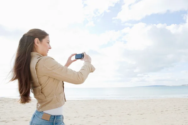 Vrouw stond op een wit zandstrand — Stockfoto