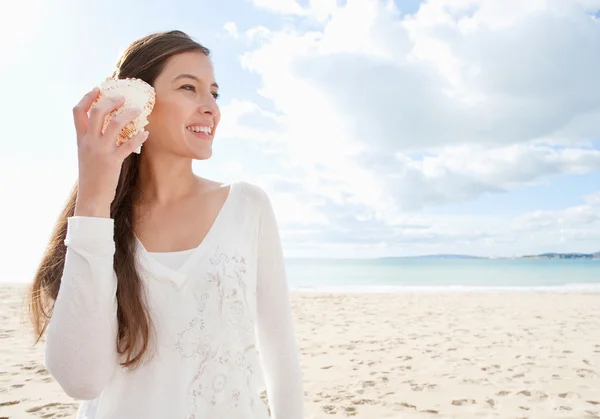 Woman holding a sea shell — Stock Photo, Image