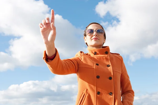 Vrouw met haar vinger een denkbeeldige scherm aan te raken — Stockfoto