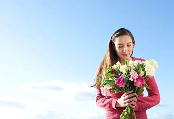Kobieta trzyma bukiet kwiatów jasny różowy i biały — Zdjęcie stockowe