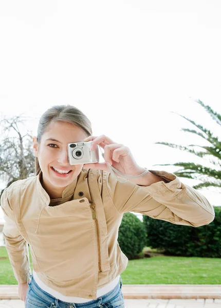 Kobieta za pomocą aparat cyfrowy fotografia — Zdjęcie stockowe
