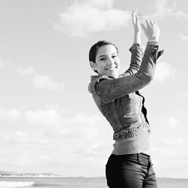 Mujer sintiéndose feliz y levantando los brazos — Foto de Stock