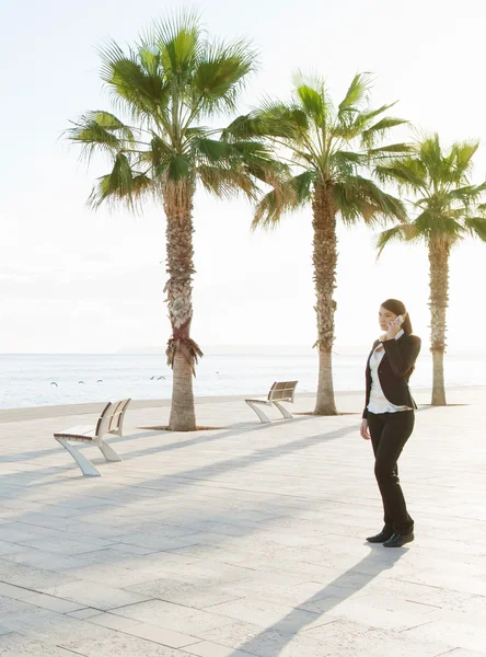 Femme d'affaires faisant un appel téléphonique — Photo