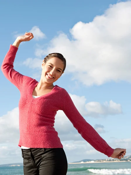 Mujer sintiéndose feliz y levantando los brazos — Foto de Stock