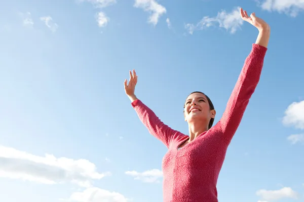 Mujer sintiéndose feliz y levantando los brazos — Foto de Stock