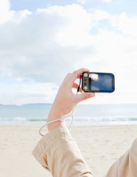 Bir tüketici digital fotoğraf makinesi tutan kadın — Stok fotoğraf