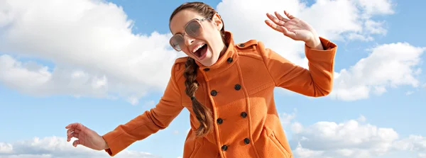 Woman singing against a bright blue sky — Stock Photo, Image
