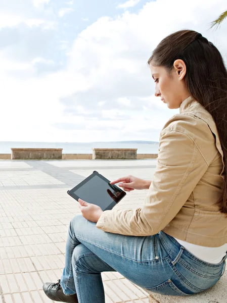 Femme assise sur un banc de pierre — Photo