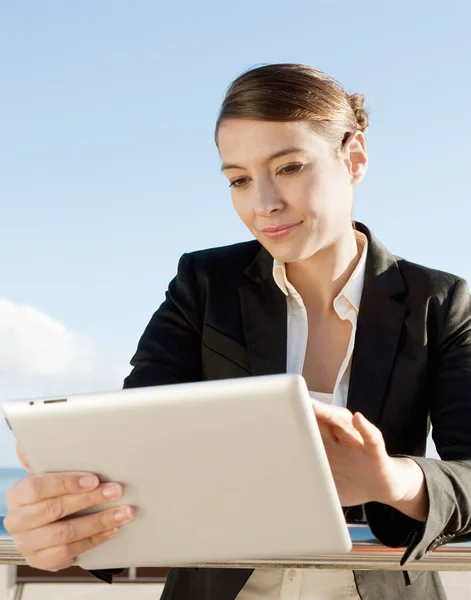 Affärskvinna hålla och använda en digital tablet — Stockfoto