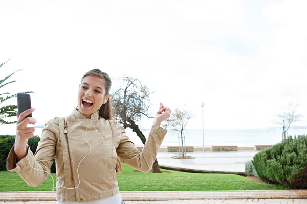 Mujer usando su dispositivo smartphone —  Fotos de Stock