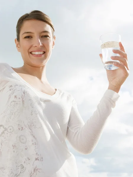 Femme tenant un verre d'eau minérale pure — Photo