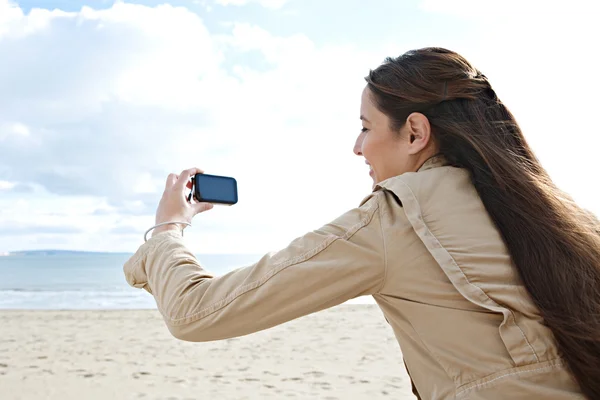 Femme visitant une plage de sable blanc — Photo