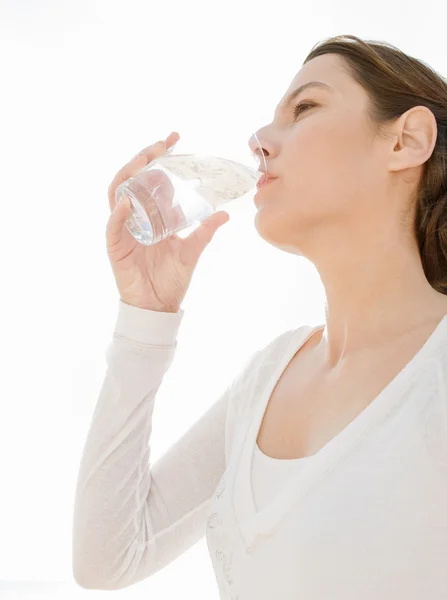 Mujer sosteniendo vaso de agua mineral pura —  Fotos de Stock