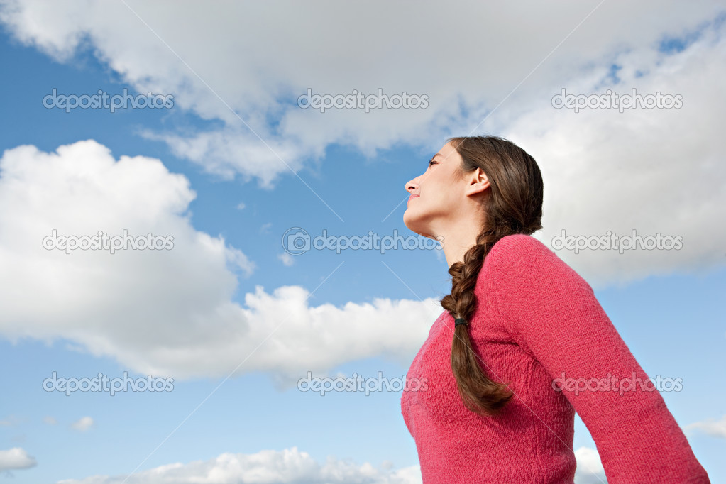 Mulher olhando para cima contra um