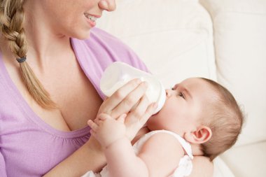 Annem onların yeni kız bebek besleme