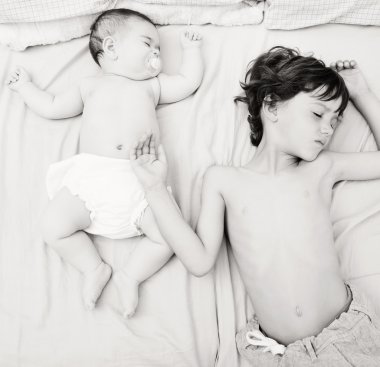 Uyuyan bir bebek kız ve erkek çocuğu