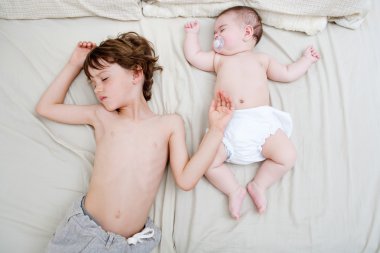 Uyuyan bir bebek kız ve erkek çocuğu