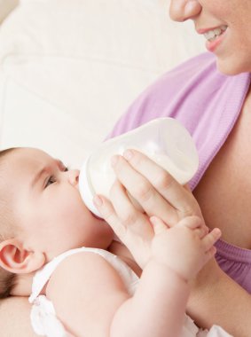 Annem onların yeni kız bebek besleme