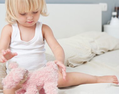 yürümeye başlayan çocuk kız çocuk oyuncakla oynamak