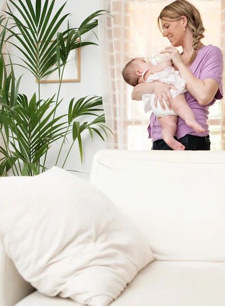 Mor och nya baby dotter — Stockfoto