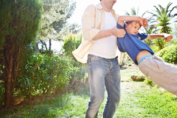 Pai brincando com seu filho menino — Fotografia de Stock