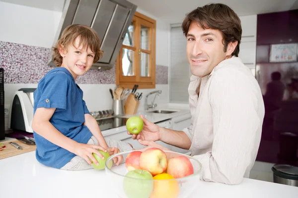 Papai com seu filho juntos em uma cozinha em casa — Fotografia de Stock