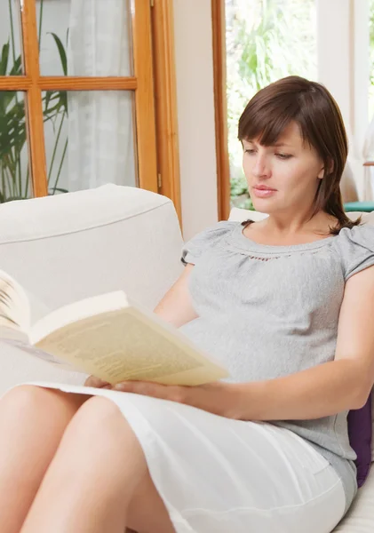 Pregnant  woman reading a book — Stock Photo, Image