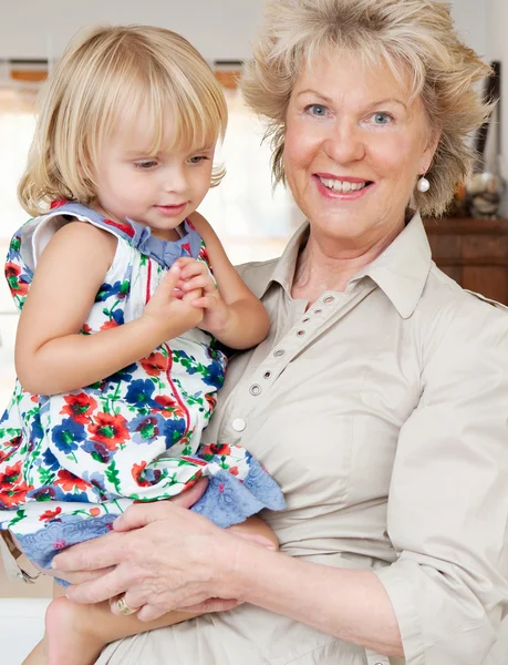 Grand-mère portant sa petite-fille — Photo