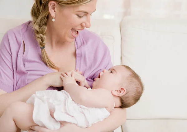Modern som håller hennes baby girl — Stockfoto