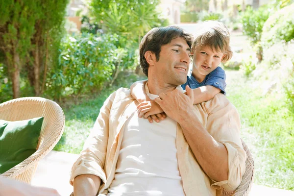 Hijo abrazando a su padre — Foto de Stock