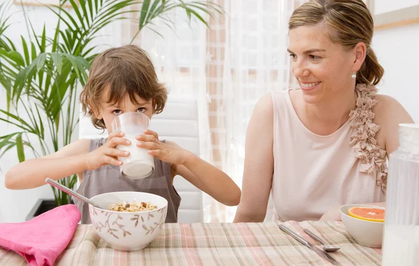 Madre e figlio seduti insieme — Foto Stock