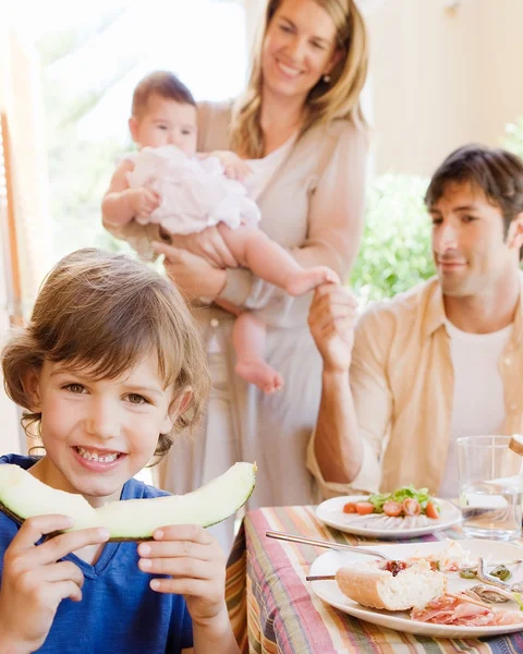 Familia de cuatro personas reunidas — Foto de Stock