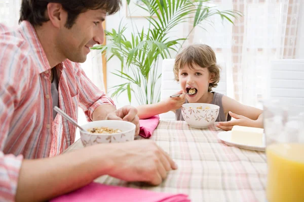 Papá con su hijo juntos en una cocina casera —  Fotos de Stock