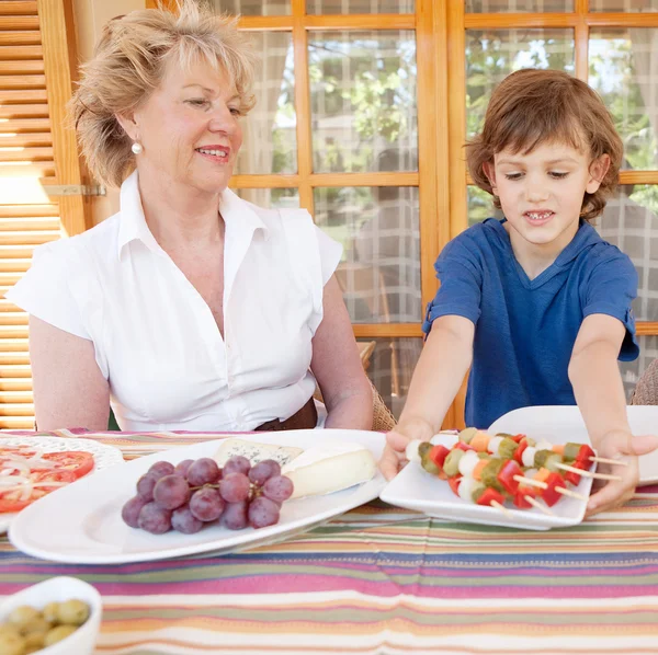 Oma en kleinzoon elkaar zitten — Stockfoto