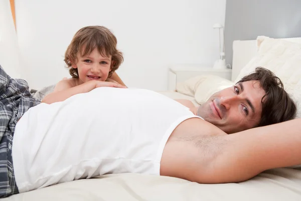 Padre e hijo relajándose juntos — Foto de Stock