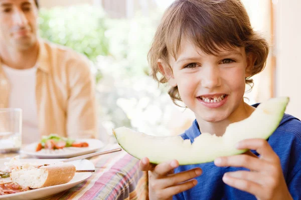 Niño sosteniendo melón —  Fotos de Stock