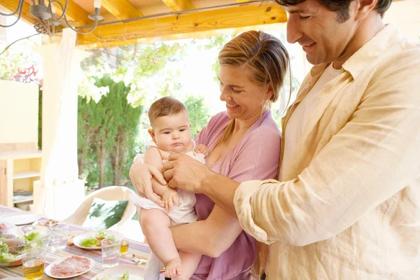 Mãe, pai e nova menina juntos — Fotografia de Stock